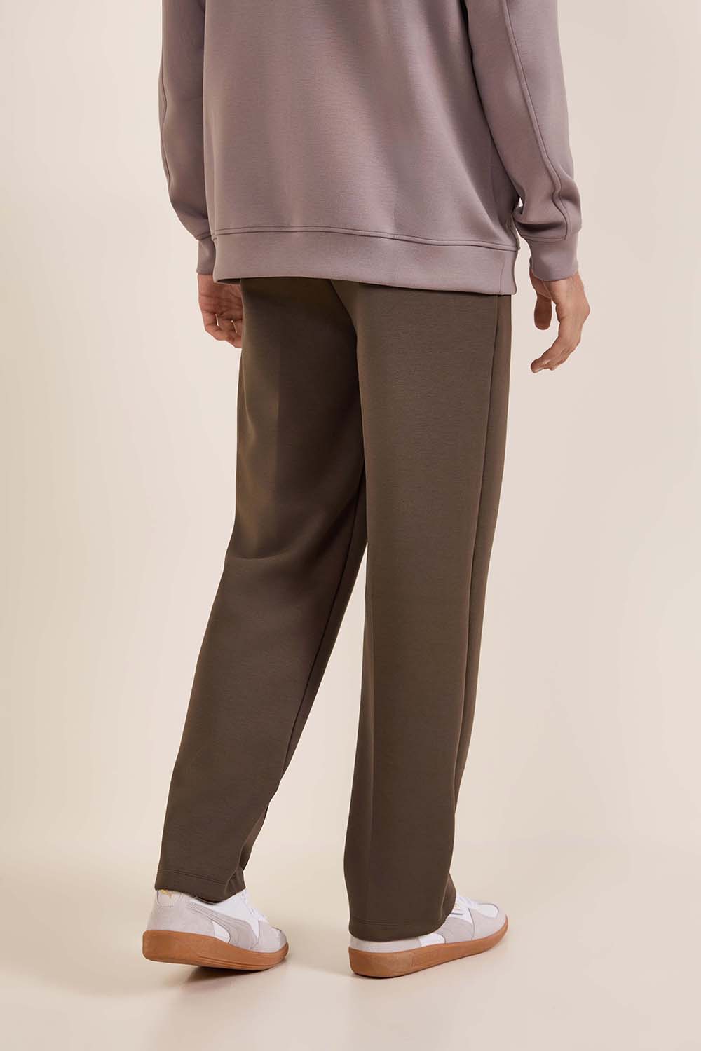 תמונת דוגמן אחורית של Smooth Spacer Pintuck Pant *Regular