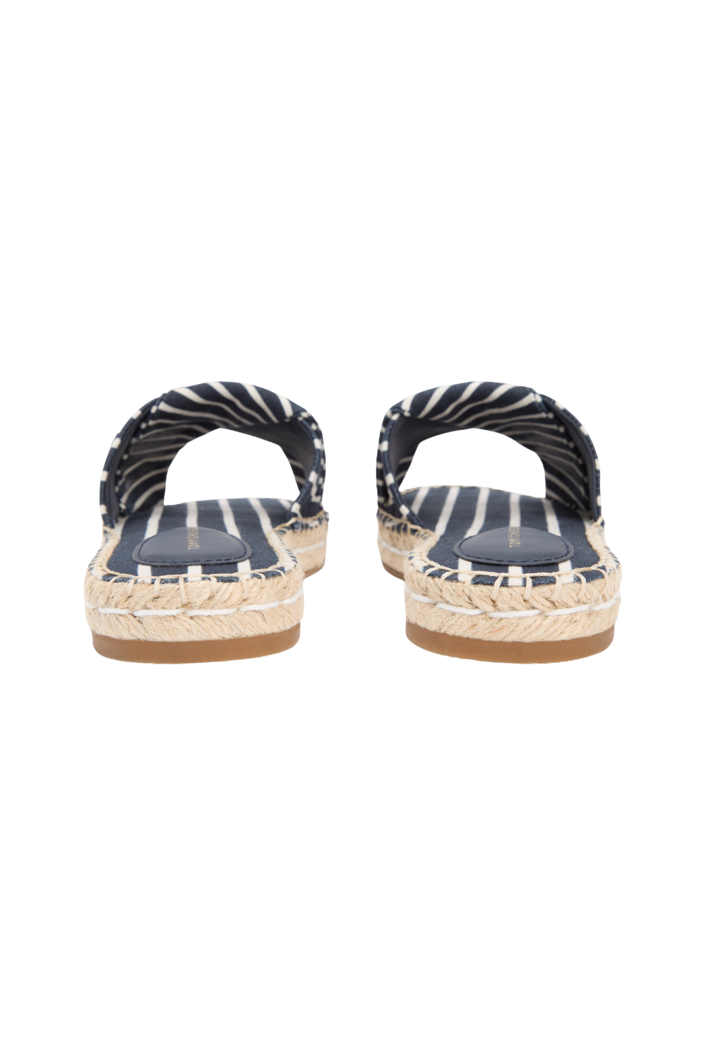 תמונת תקריב של סנדלים