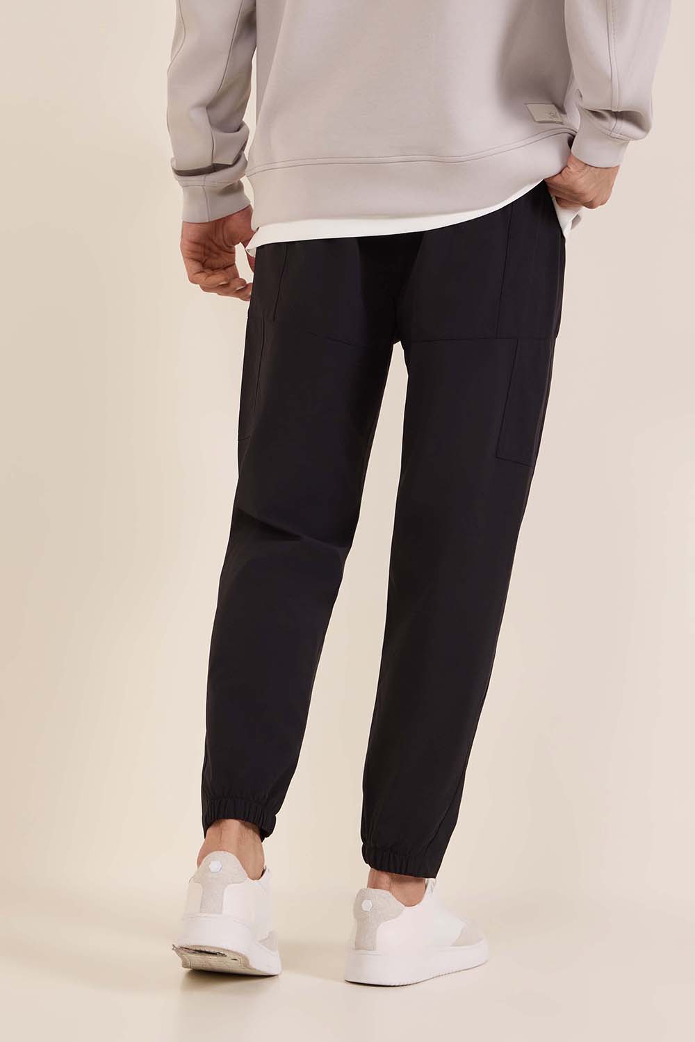 תמונת דוגמן אחורית של מכנסי טרנינג