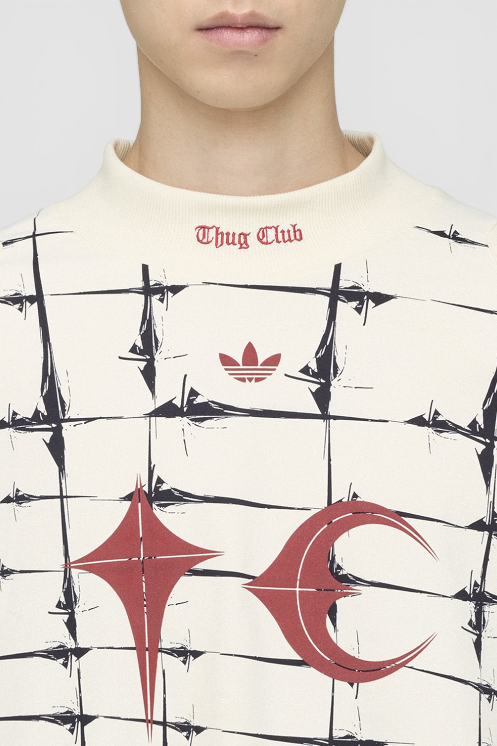 תמונת תקריב דוגמן של חולצת טי שרוול ארוך אדידס X ת&rsquo;אג קלאב