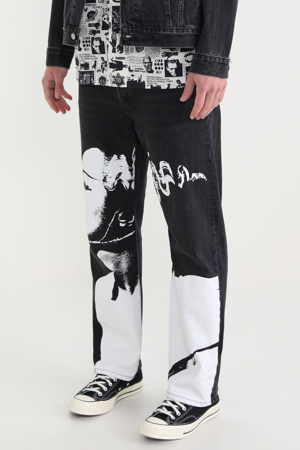 תמונת דוגמן קידמית של ליוויס X יוניברסל מונסטרס מכנסי ג'ינס 501 שנות ה-90 גרפיים