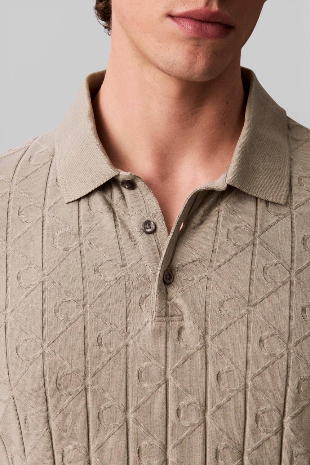 תמונת תקריב דוגמן של חולצת פולו