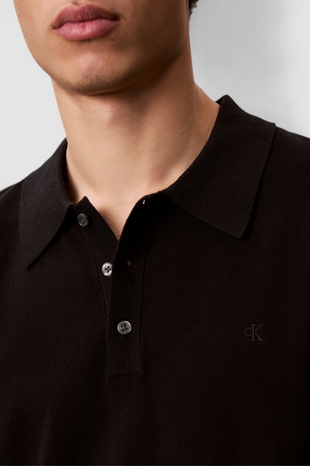 תמונת תקריב דוגמן של חולצת פולו