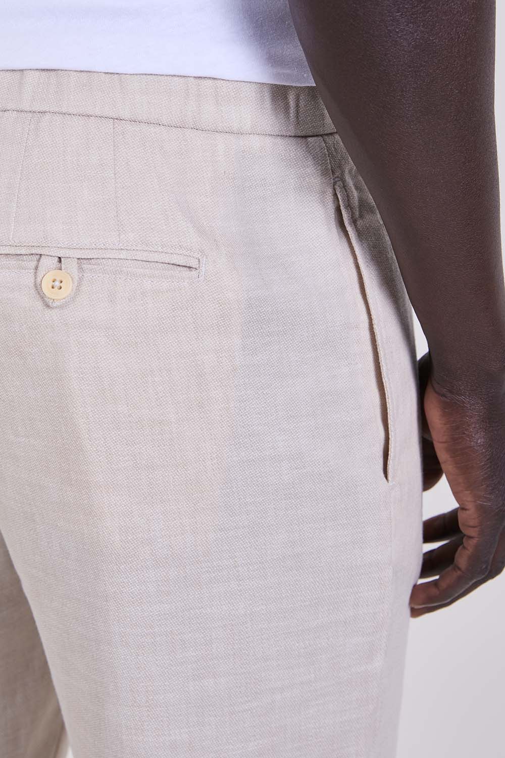 תמונת תקריב דוגמן של מכנסיים מחוייטים פשתן