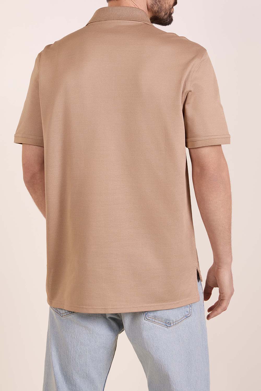 תמונת דוגמן אחורית של חולצת פולו