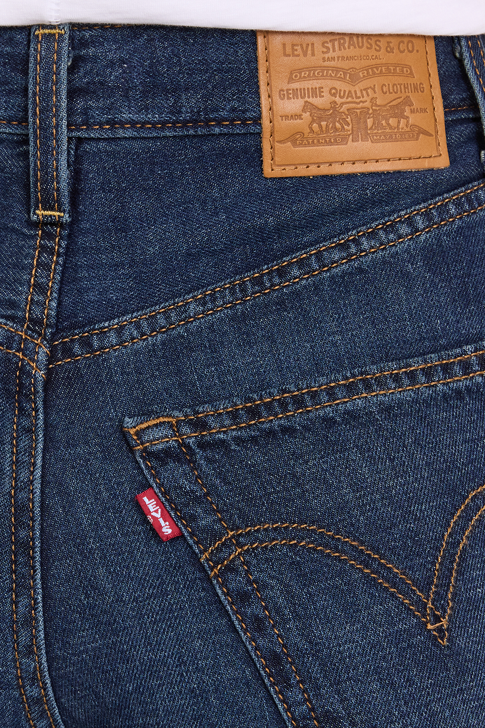 תמונת תקריב דוגמן של מכנסי ג'ינס מתרחבים