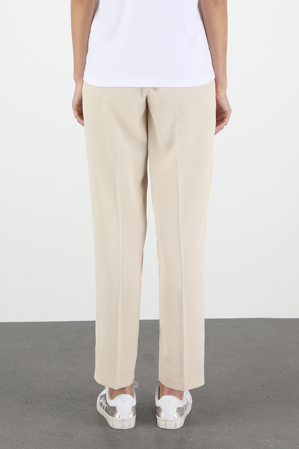 תמונת דוגמן אחורית של חולצת טי עם לוגו קריסטל