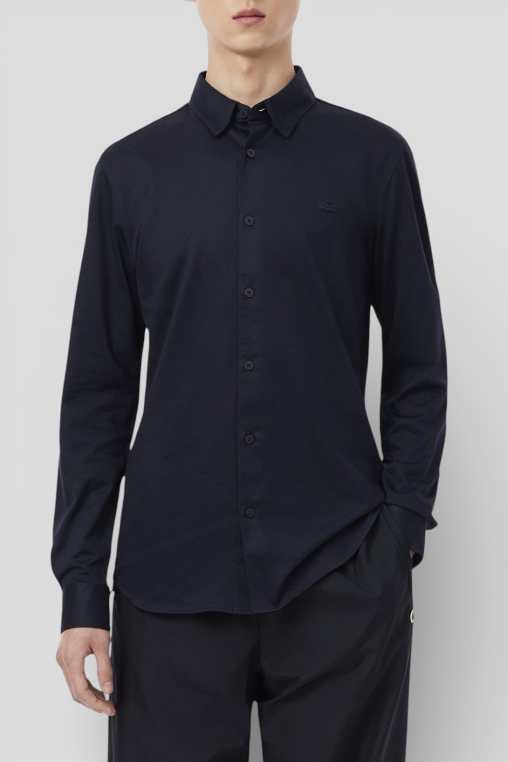 תמונת דוגמן קידמית של חולצת כפתורים ארוכה