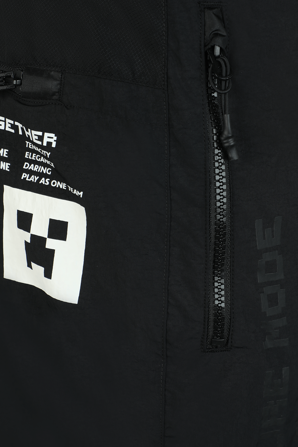 תמונת תקריב של לקוסט X מיינקראפט מכנסי ברמודה שחורים