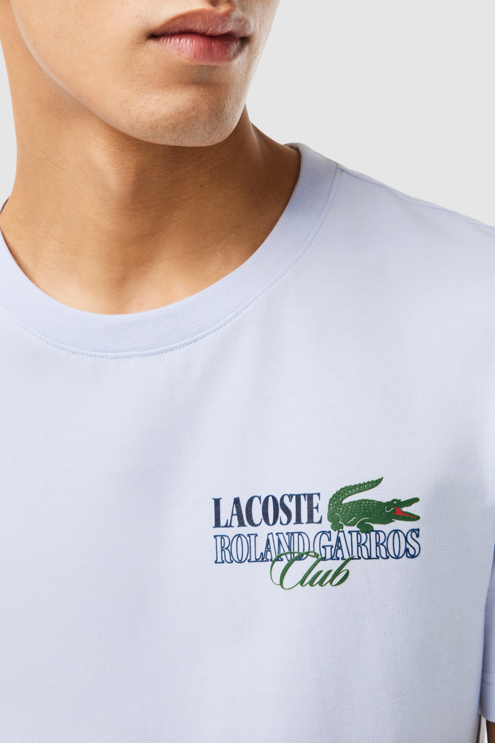 תמונת תקריב דוגמן של לקוסט X רולאן גארוס חולצת טי