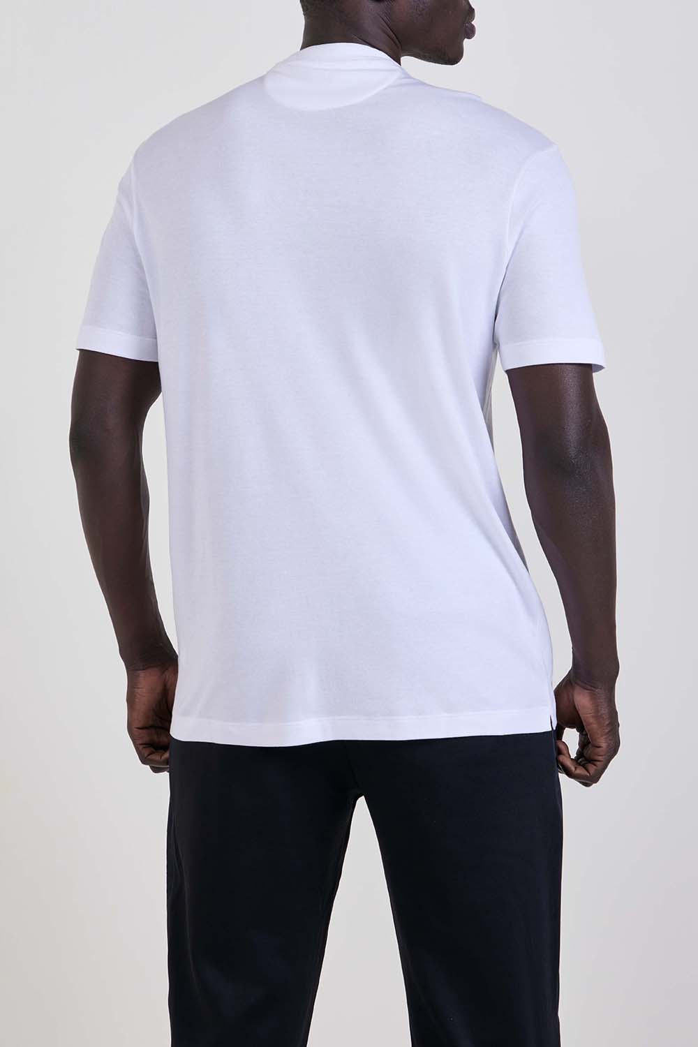 תמונת דוגמן אחורית של חולצת טי