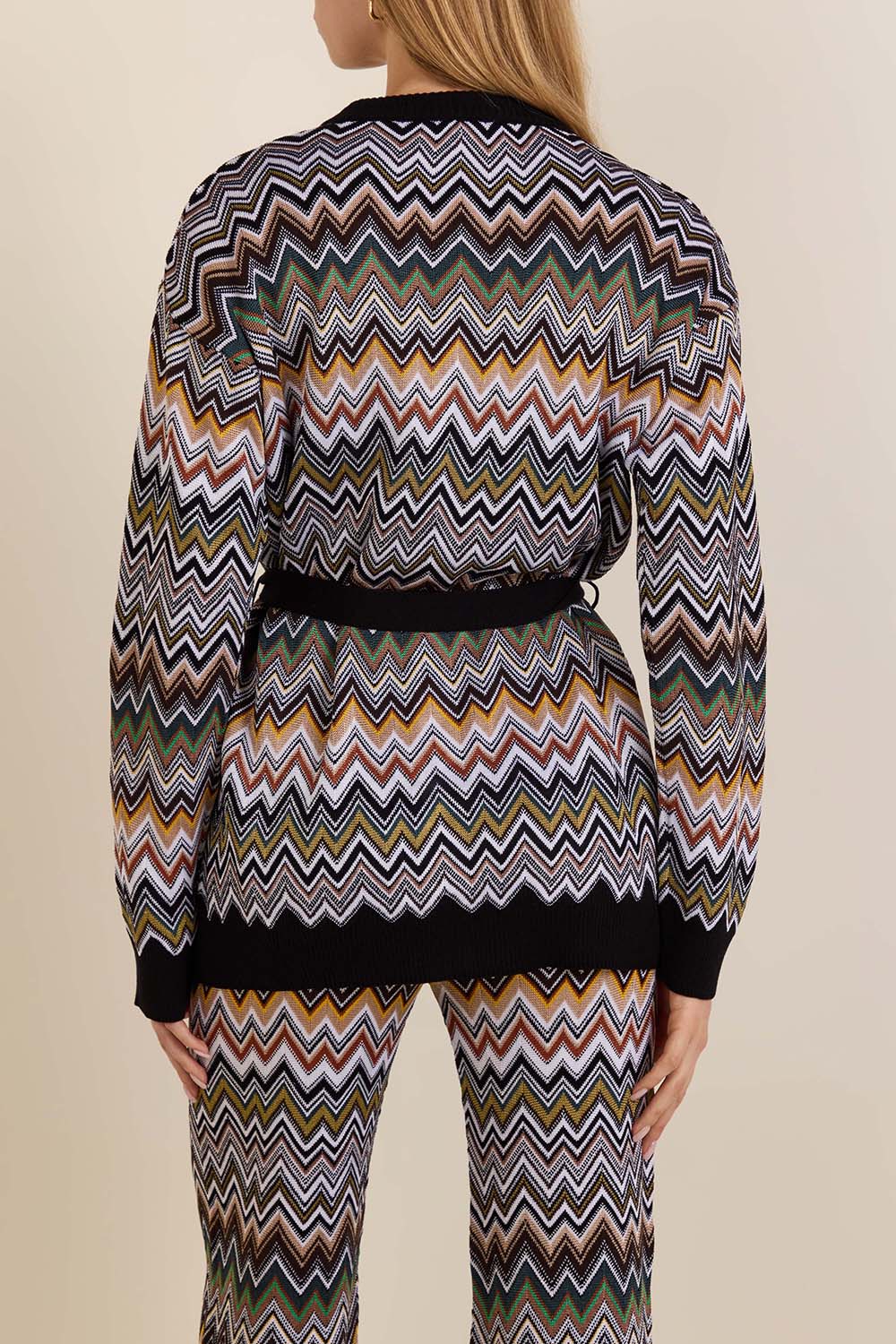 תמונת דוגמן אחורית של קרדיגן צמר וויסקוזה