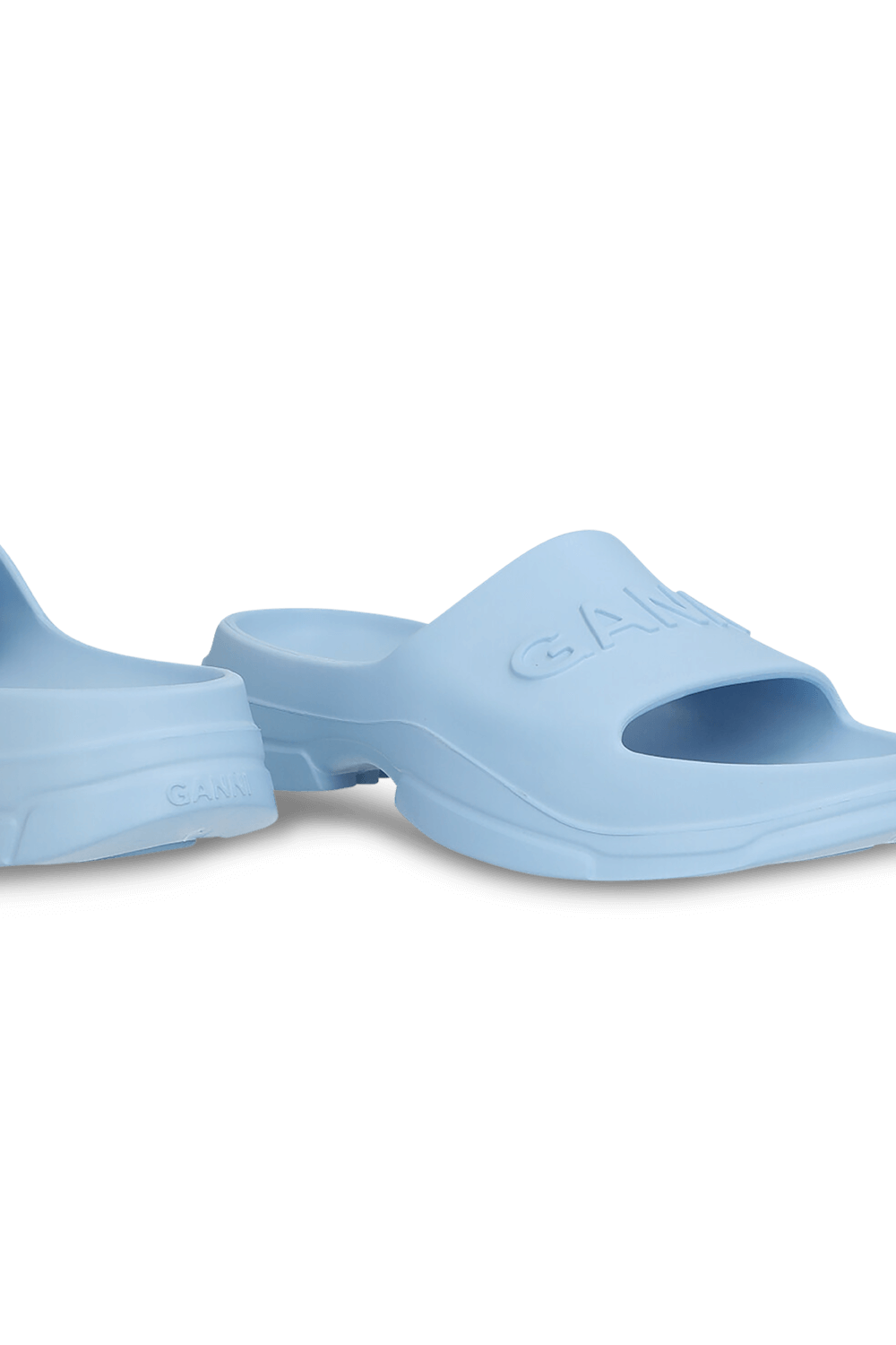 תמונת תקריב של כפכפי סליידס