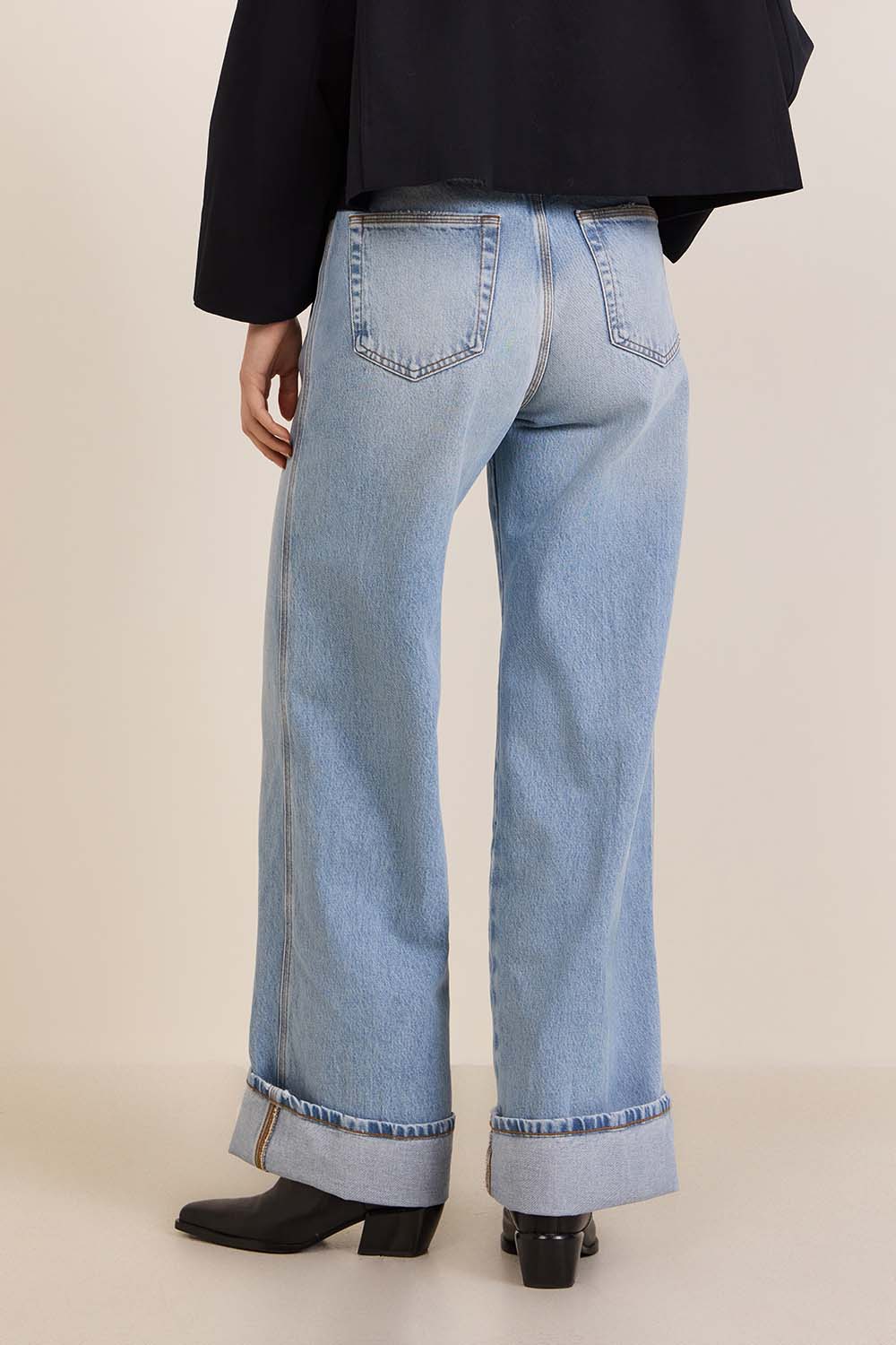 תמונת דוגמן אחורית של מכנסי ג'ינס בגזרה ישרה