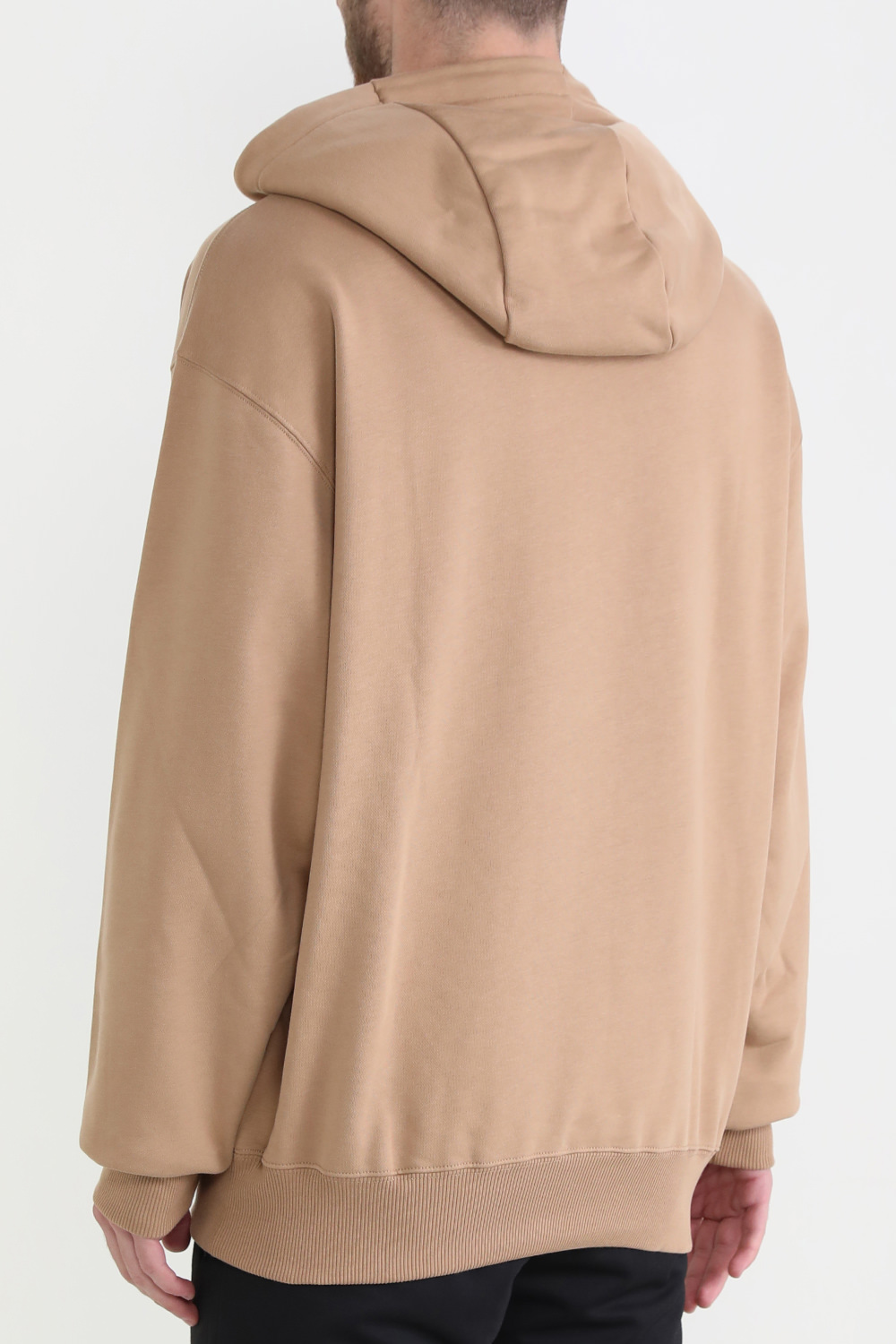 תמונת דוגמן אחורית של סווטשירט קפוצ'ון עם לוגו בגזרת אוברסייז