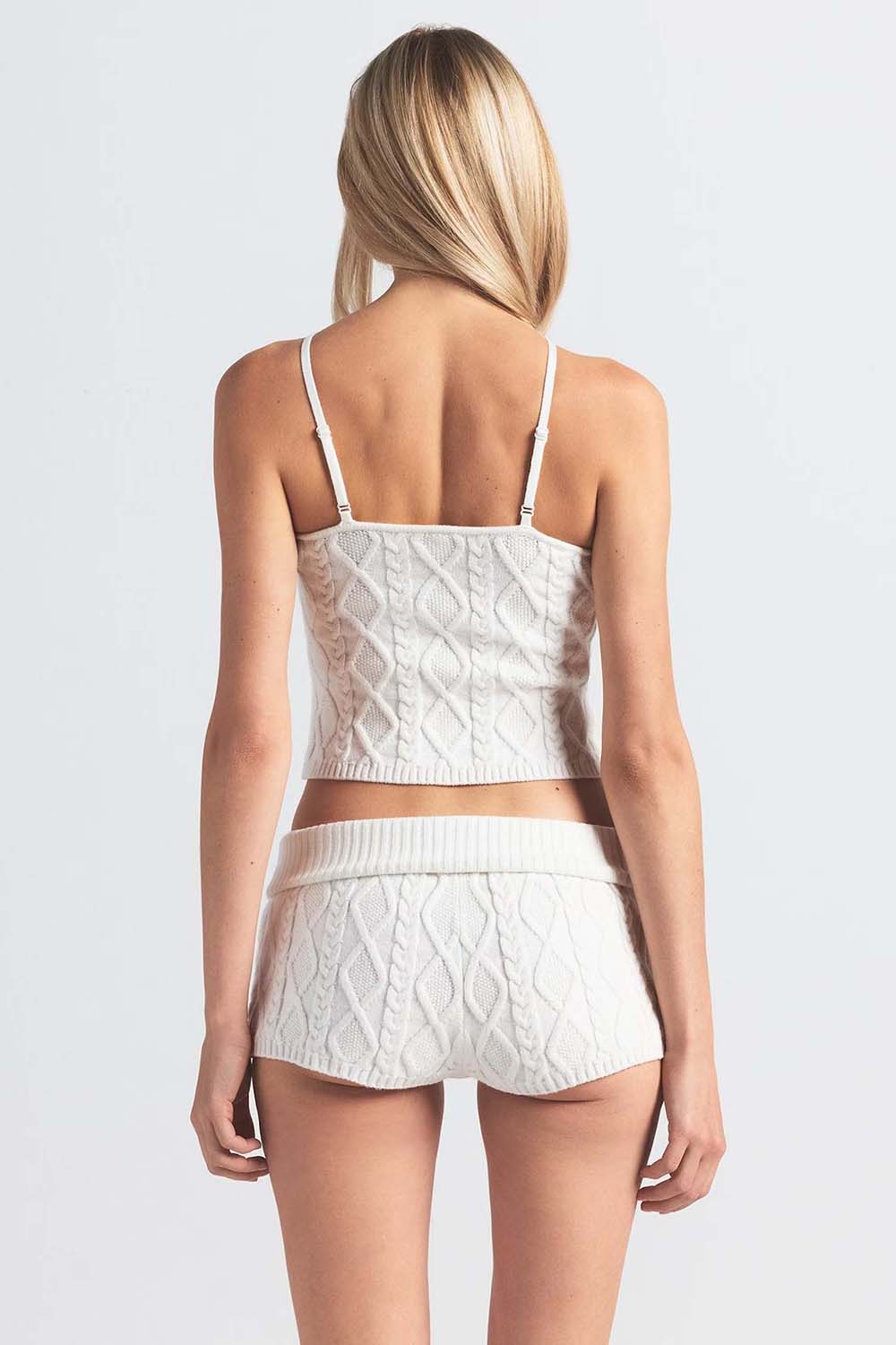 תמונת דוגמן אחורית של CABLEKNIT SHORT