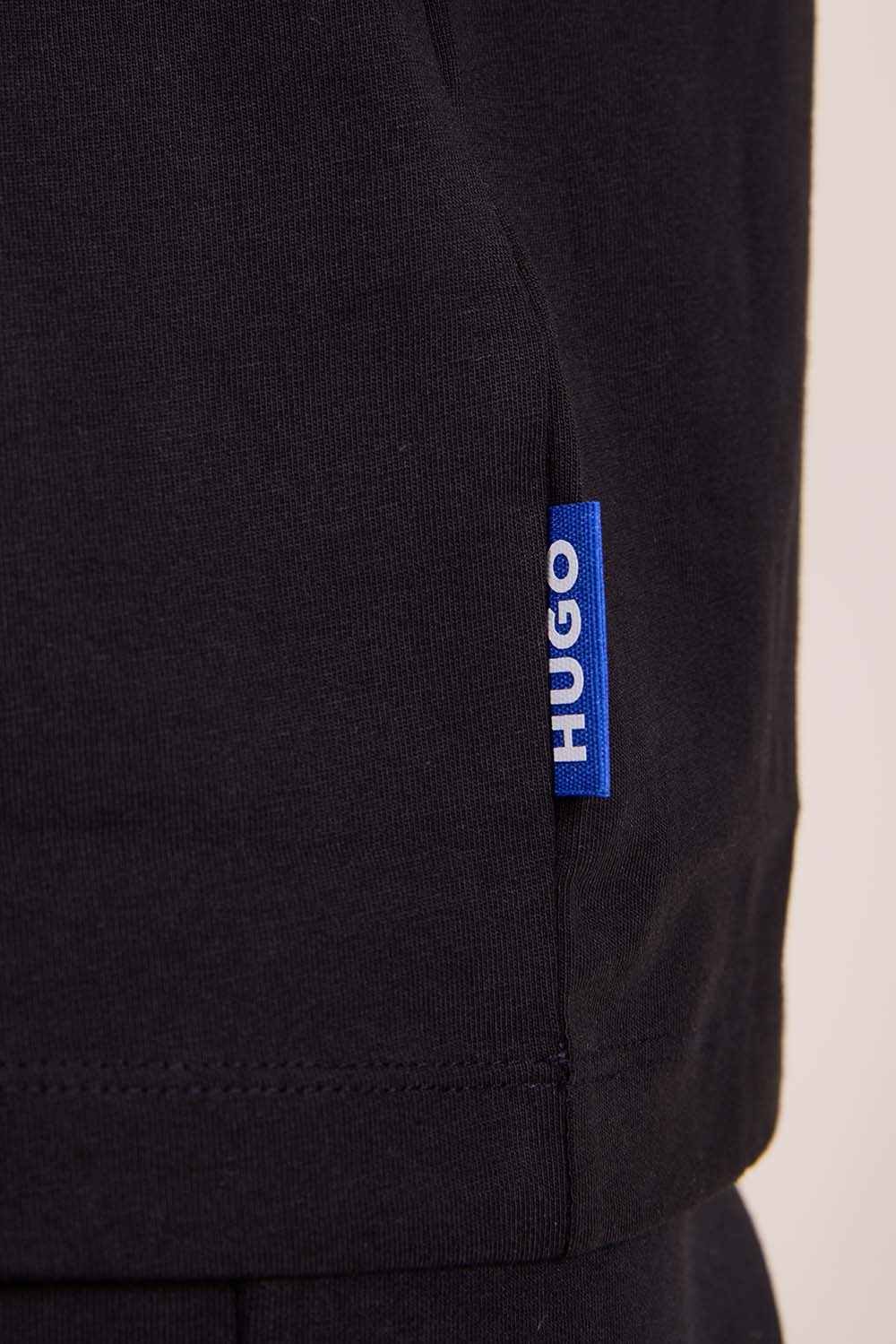 תמונת תקריב דוגמן של חולצת טי הוגו X ג'וג'וטסו קאיסן