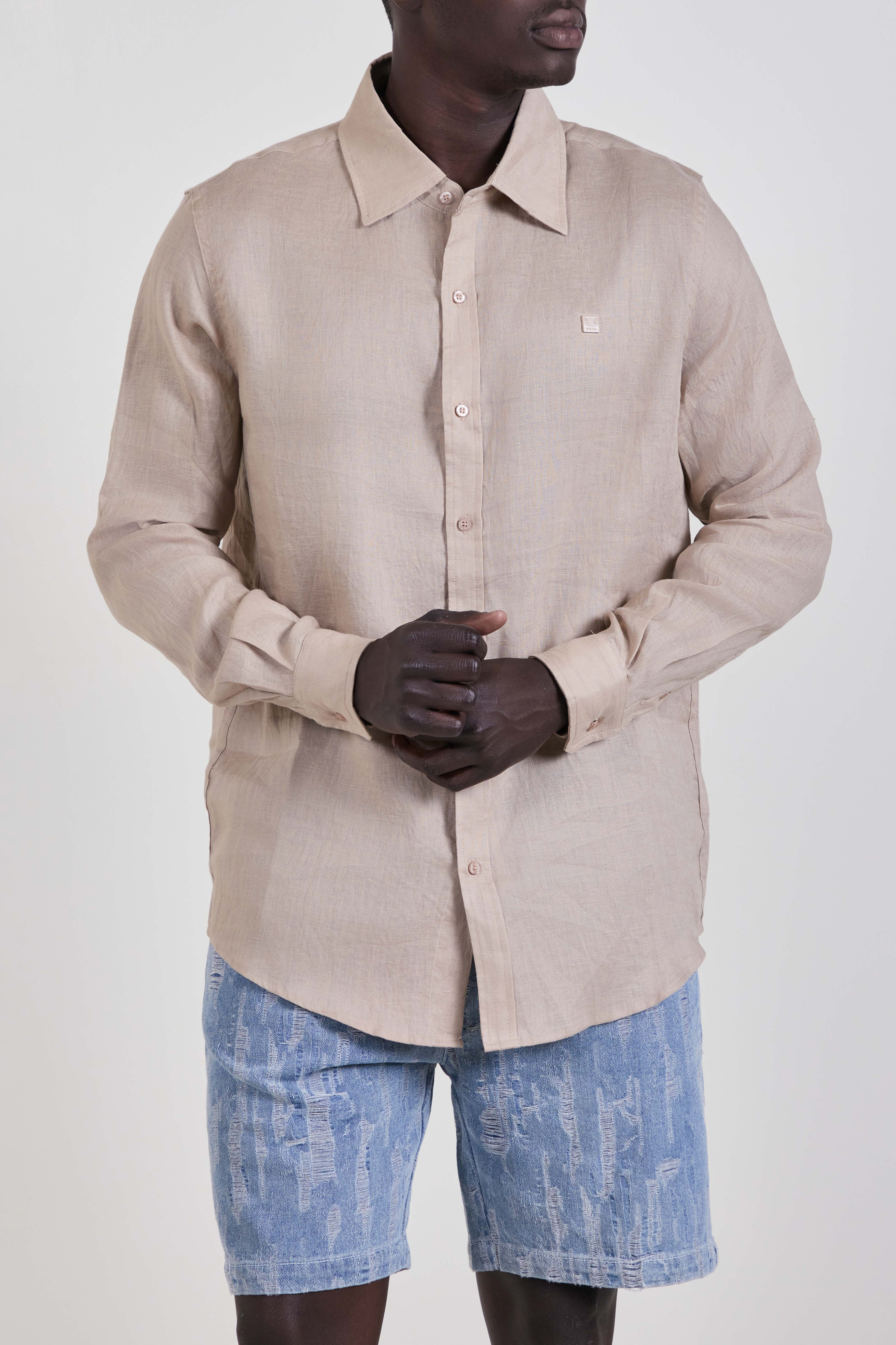 תמונת דוגמן קידמית של חולצה מכופתרת פשתן