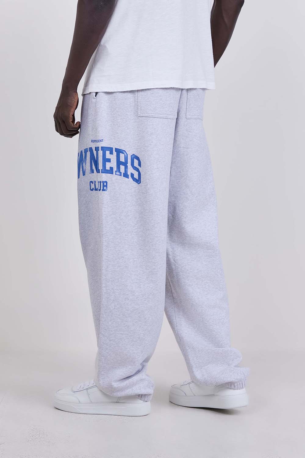 תמונת דוגמן אחורית של מכנסי ג'וגר