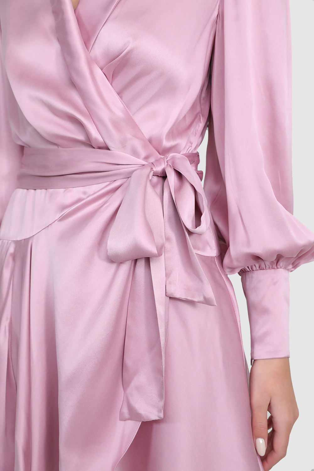 תמונת תקריב דוגמן של שמלת מיני מעטפת