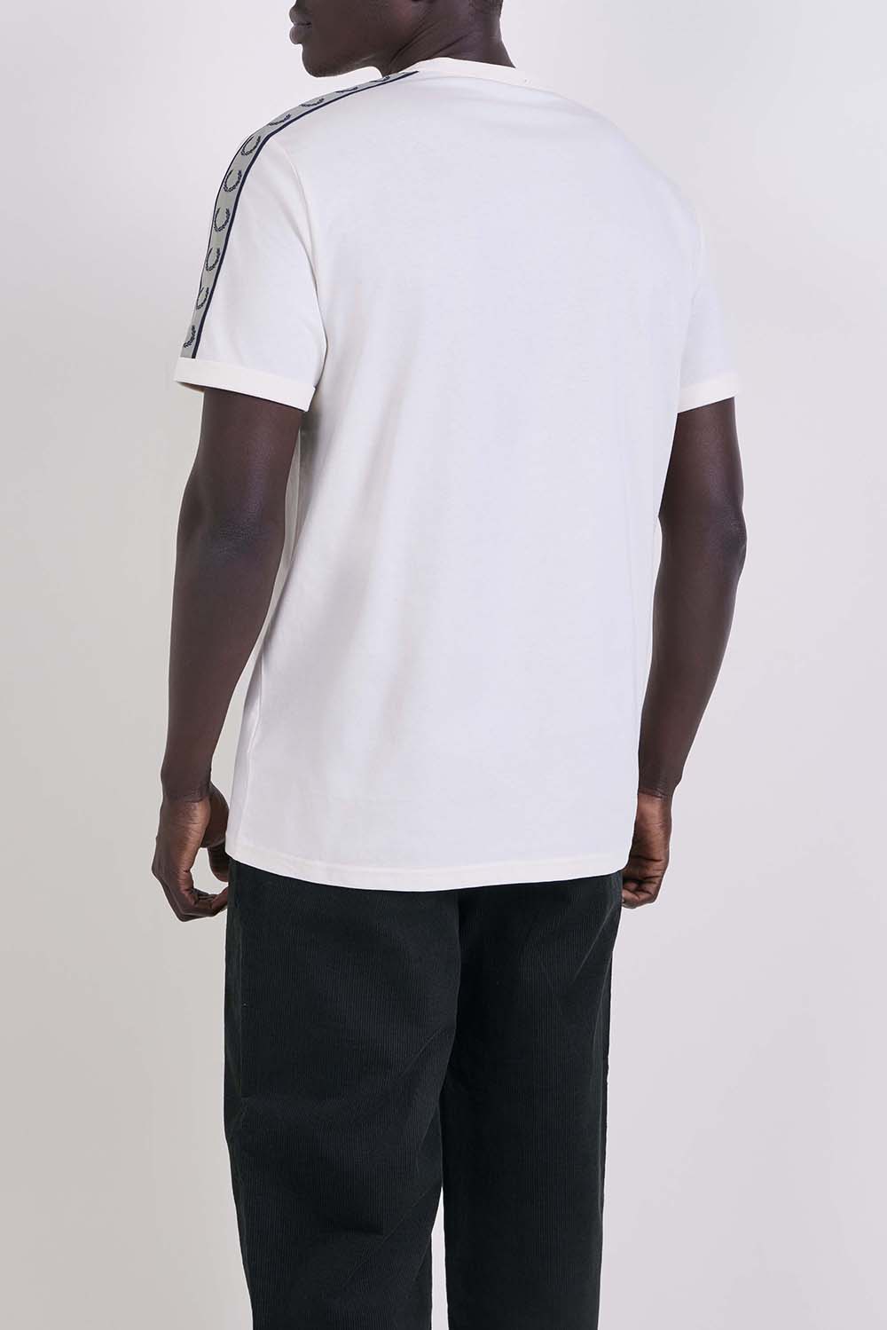 תמונת דוגמן אחורית של חולצת פולו בגזרה ישרה