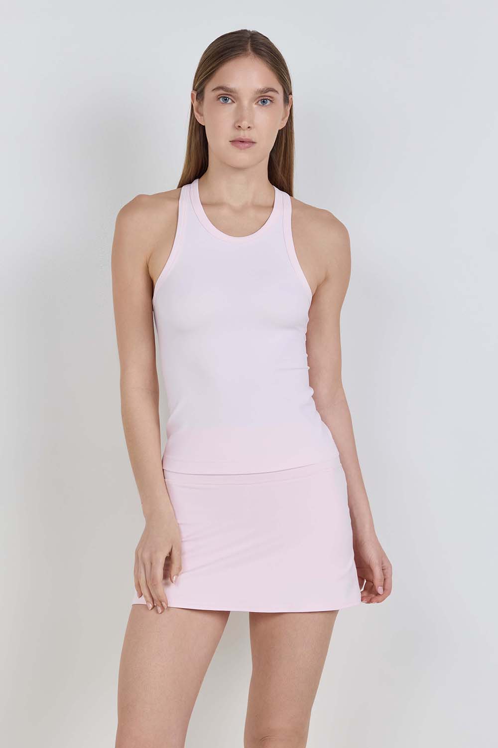 תמונת דוגמן קידמית של Align&trade; Waist-Length Racerback Tank Top