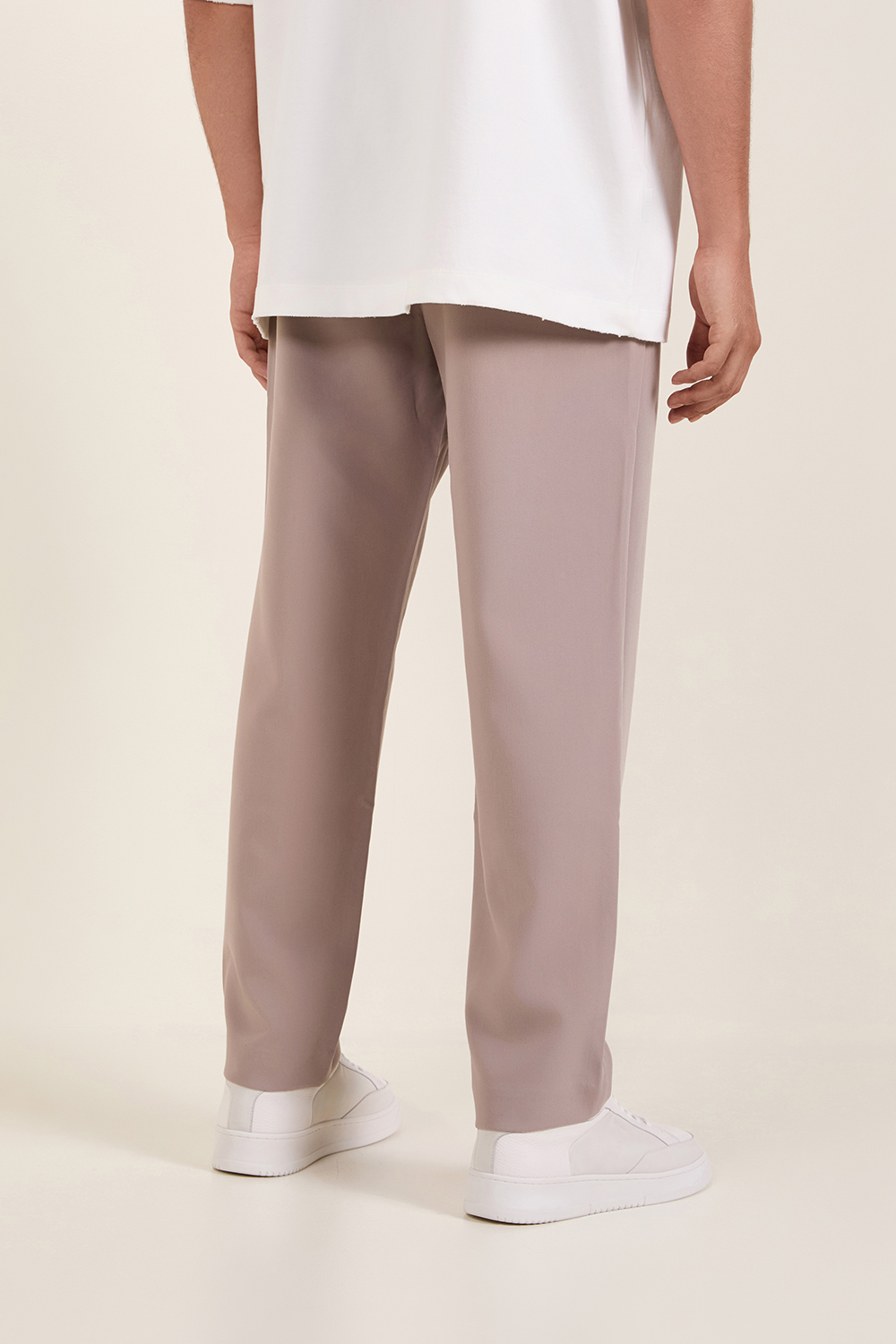 תמונת דוגמן אחורית של מכנסיים ארוכים