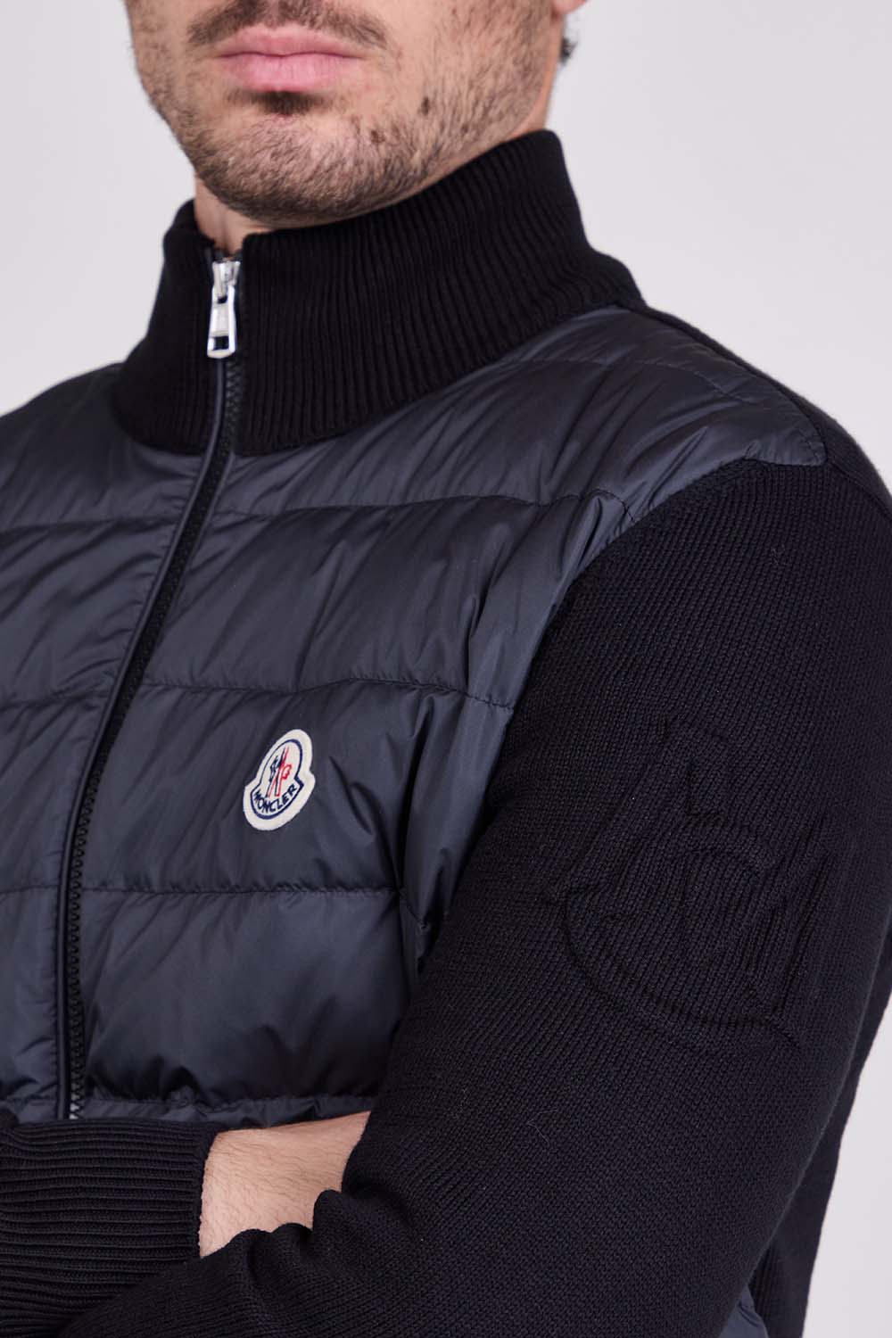 תמונת תקריב דוגמן של קרדיגן בריפוד קל