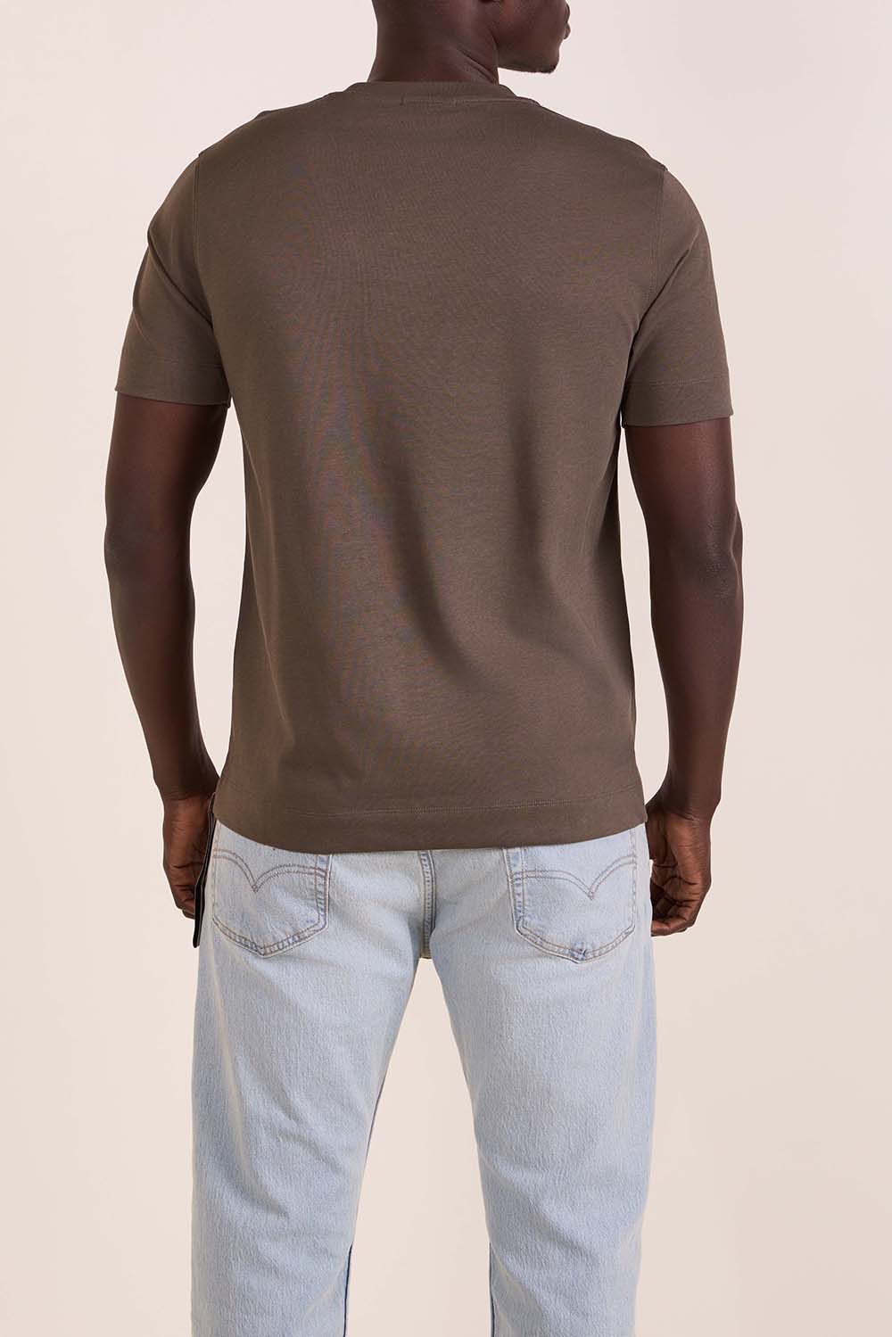 תמונת דוגמן אחורית של חולצת טי