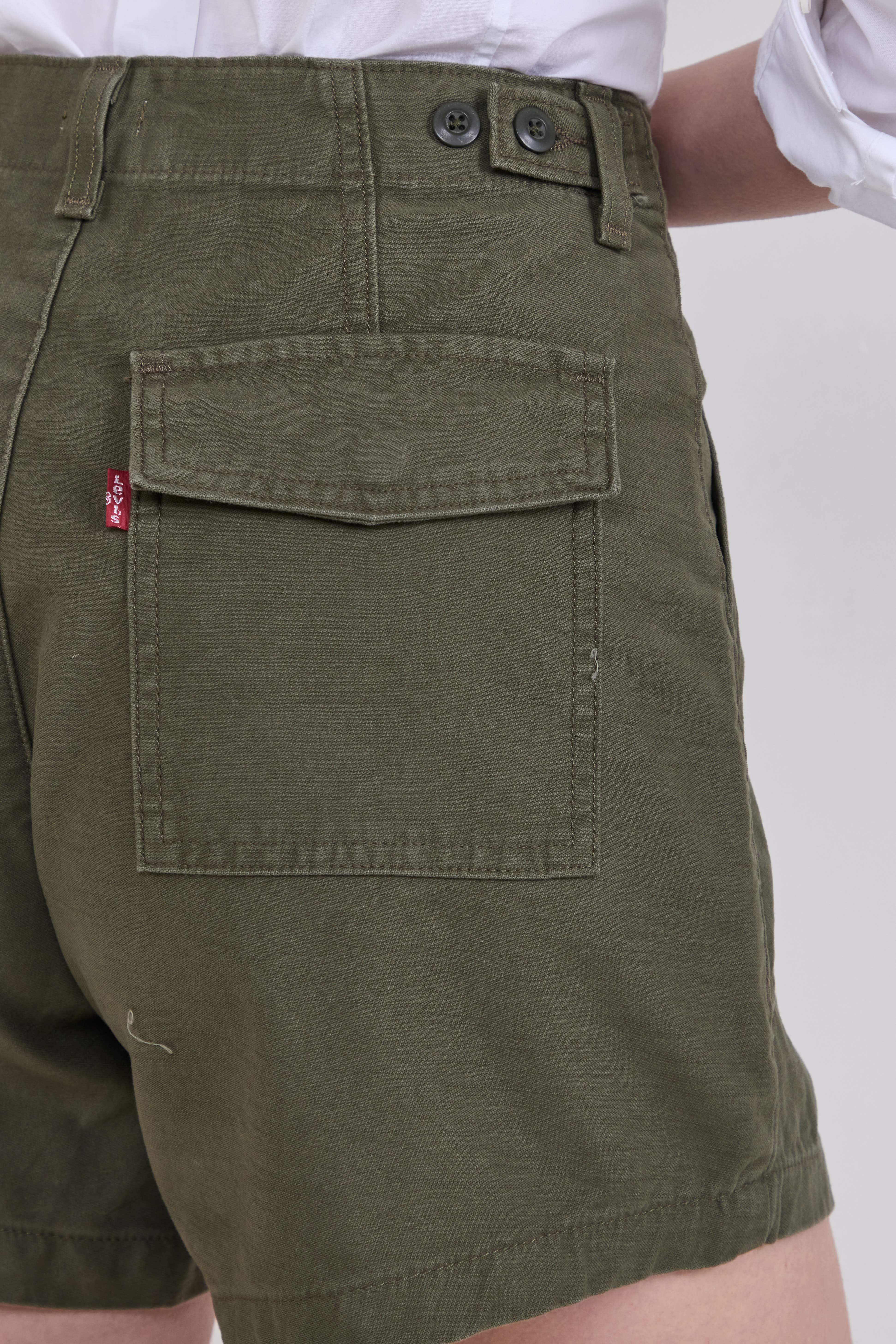 תמונת תקריב דוגמן של מכנסיים קצרים יוטיליטי