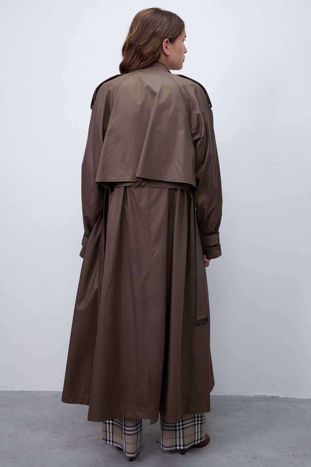 תמונת דוגמן אחורית של מעיל טרנץ'