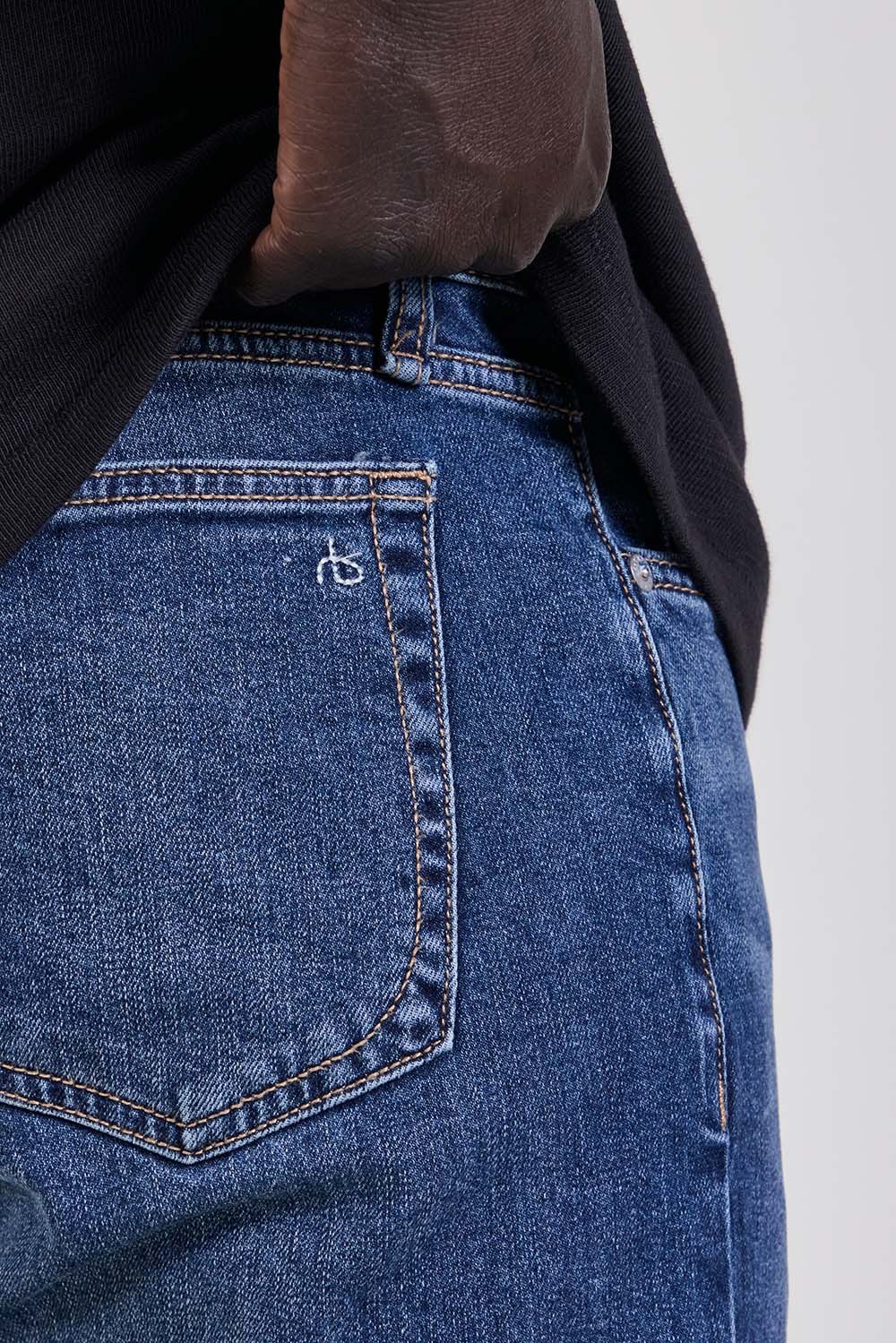 תמונת תקריב דוגמן של מכנסי ג'ינס