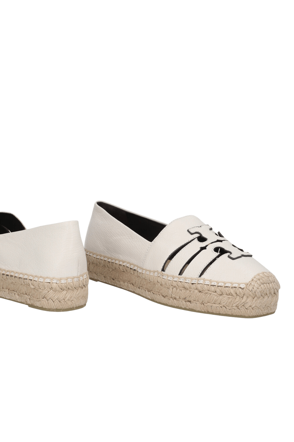 תמונת תקריב של נעליים שטוחות