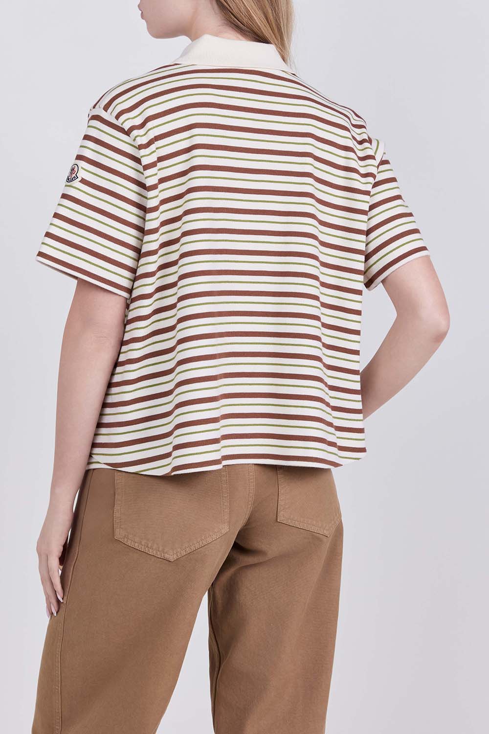 תמונת דוגמן אחורית של חולצת פולו