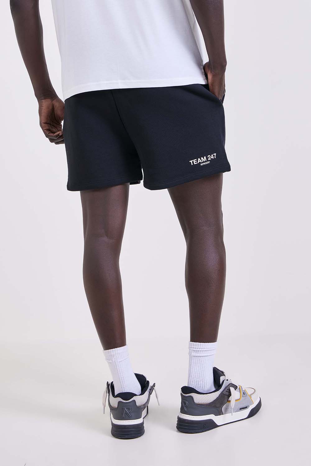 תמונת דוגמן אחורית של מכנסי ג'וגר קצרים