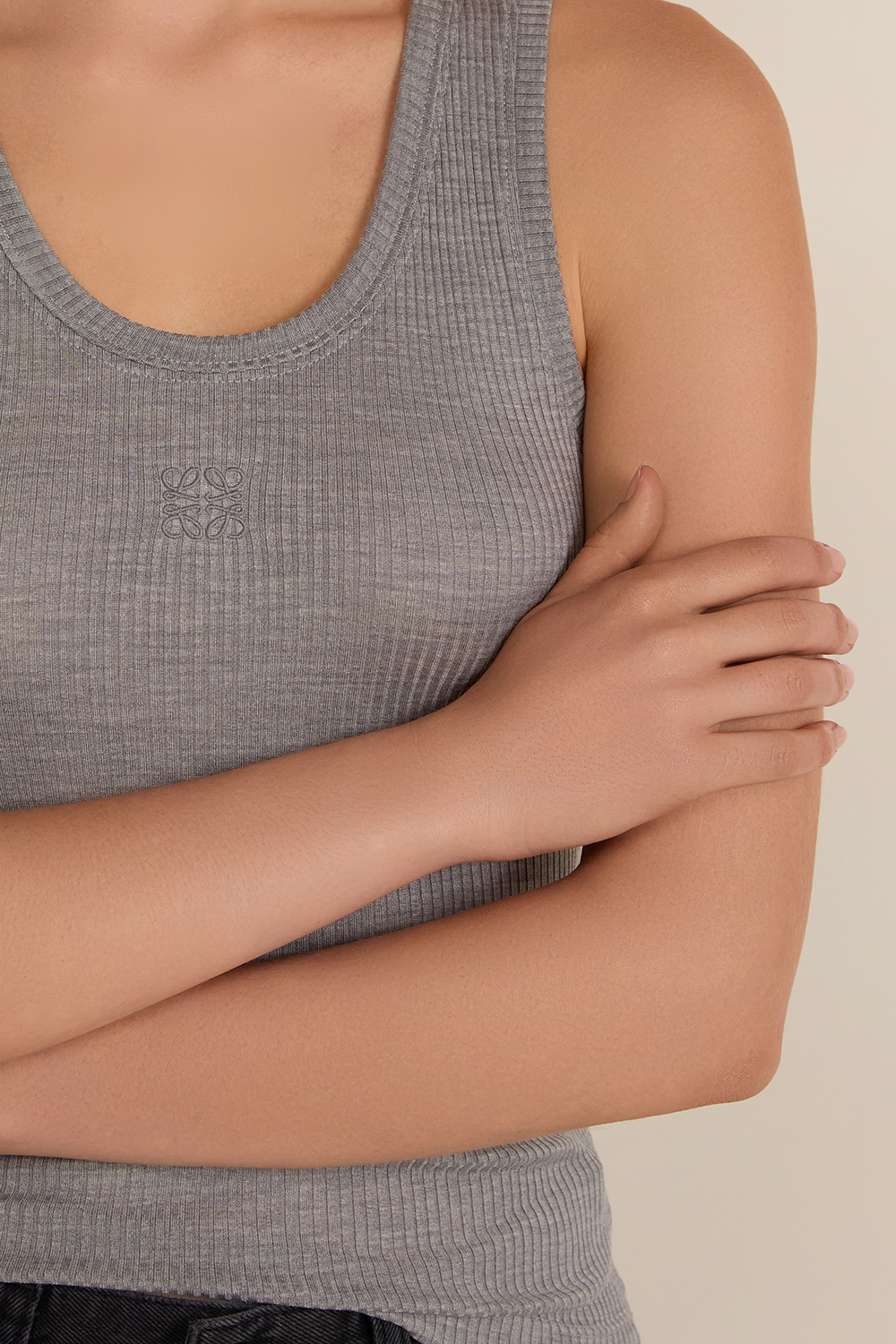 תמונת תקריב דוגמן של גופיית ריב משי