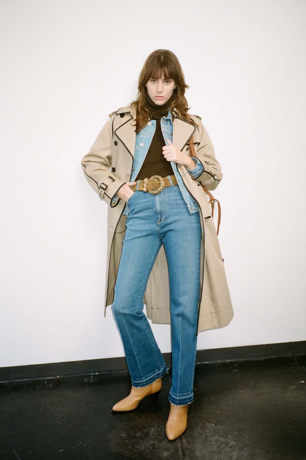 תמונת אווירה של מכנסי גי'נס בגזרה ישרה בשטיפה בינונית