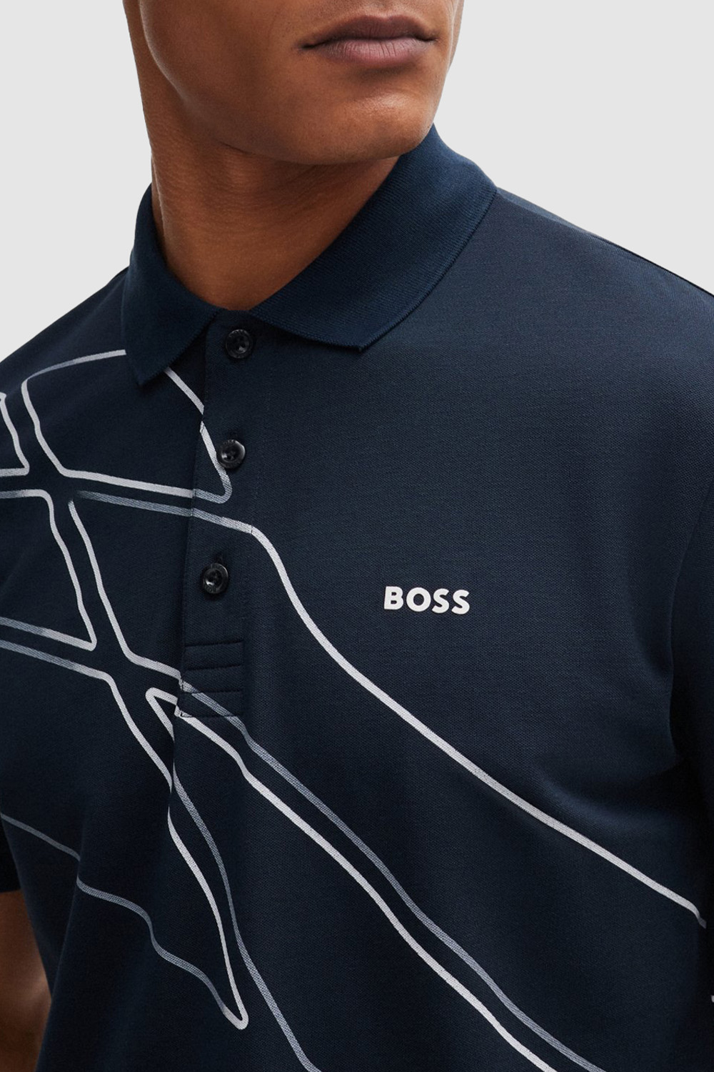 תמונת תקריב דוגמן של חולצת פולו קצרה