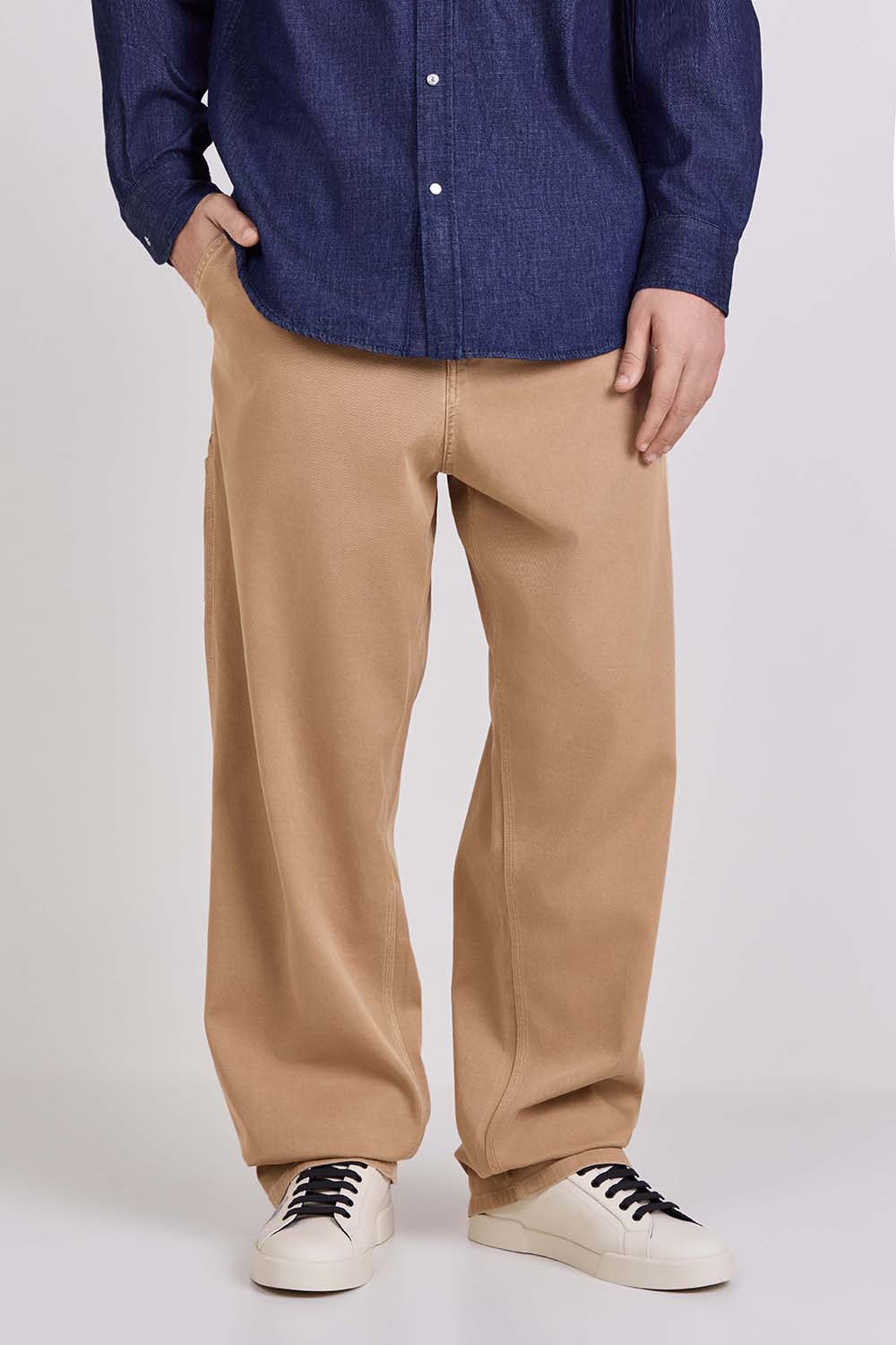 תמונת דוגמן קידמית של חולצת ג'ינס מכופתרת