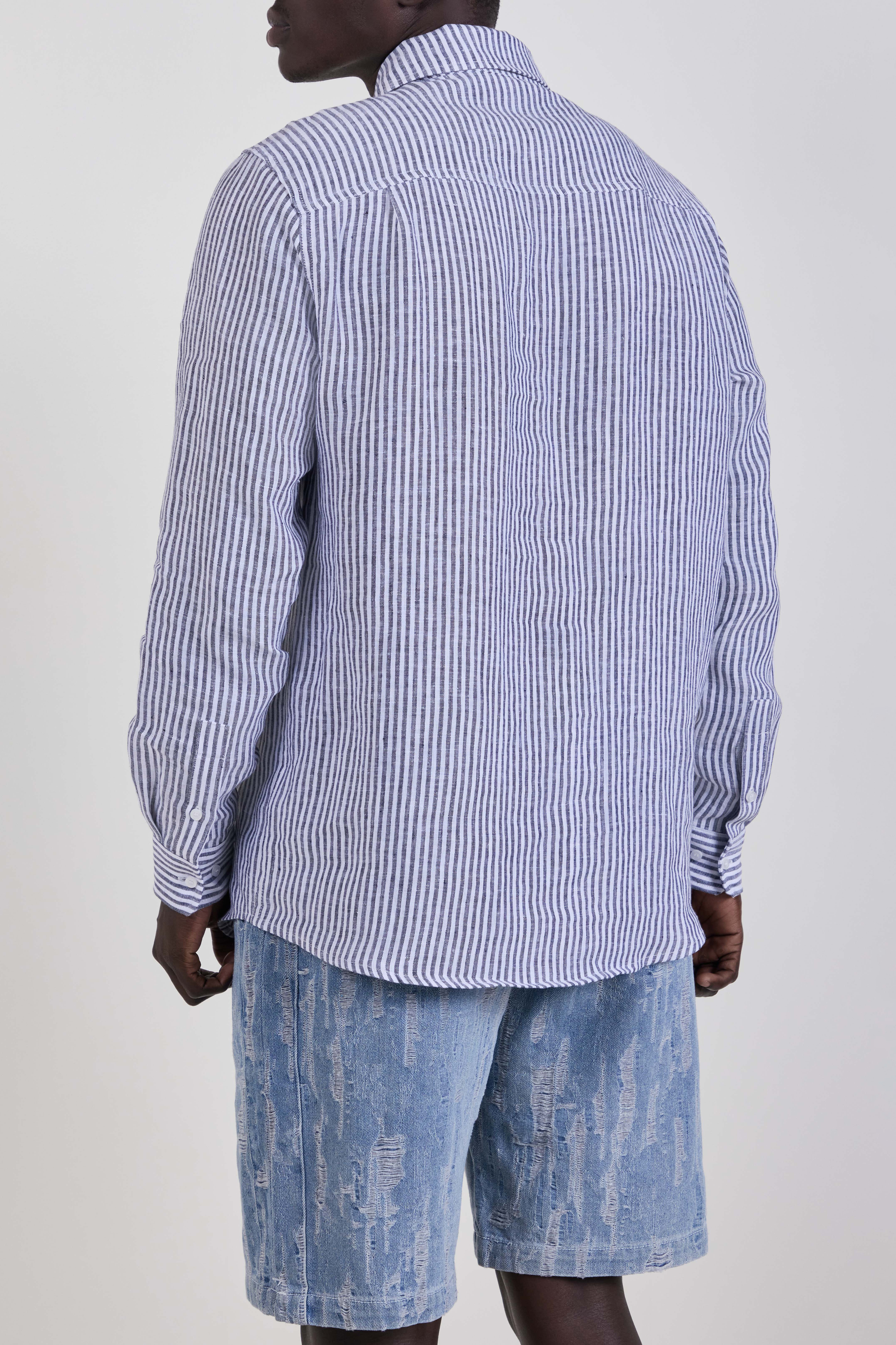 תמונת דוגמן אחורית של חולצה מכופתרת פשתן