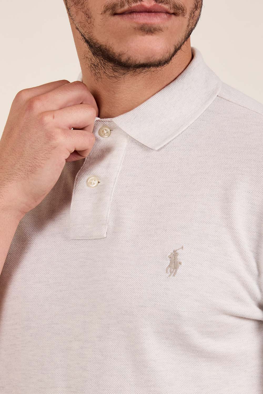 תמונת תקריב דוגמן של חולצת פולו