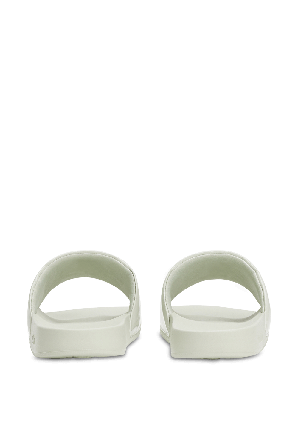 תמונת תקריב של כפכפי סליידס