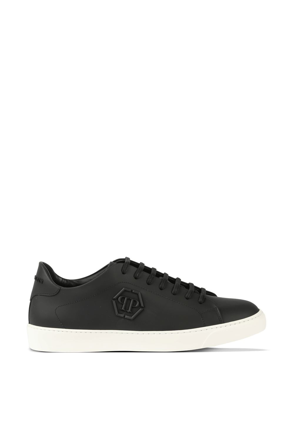 תמונה קידמית של נעלי ספורט מעור עם לוגו בולט