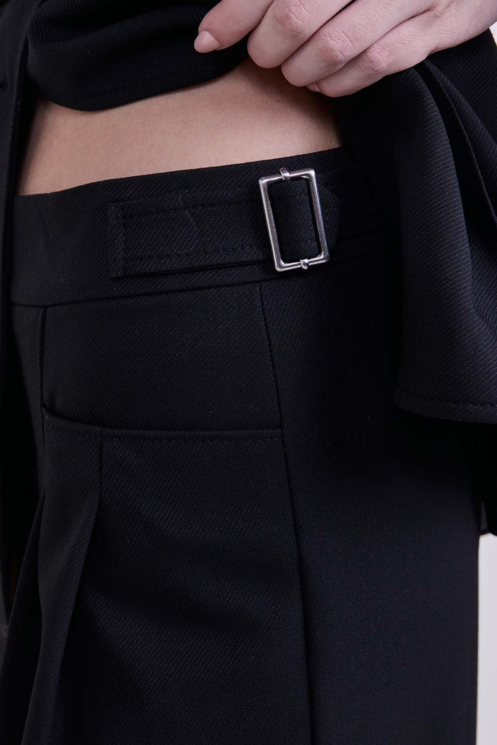 תמונת תקריב דוגמן של מכנסיים מחוייטים