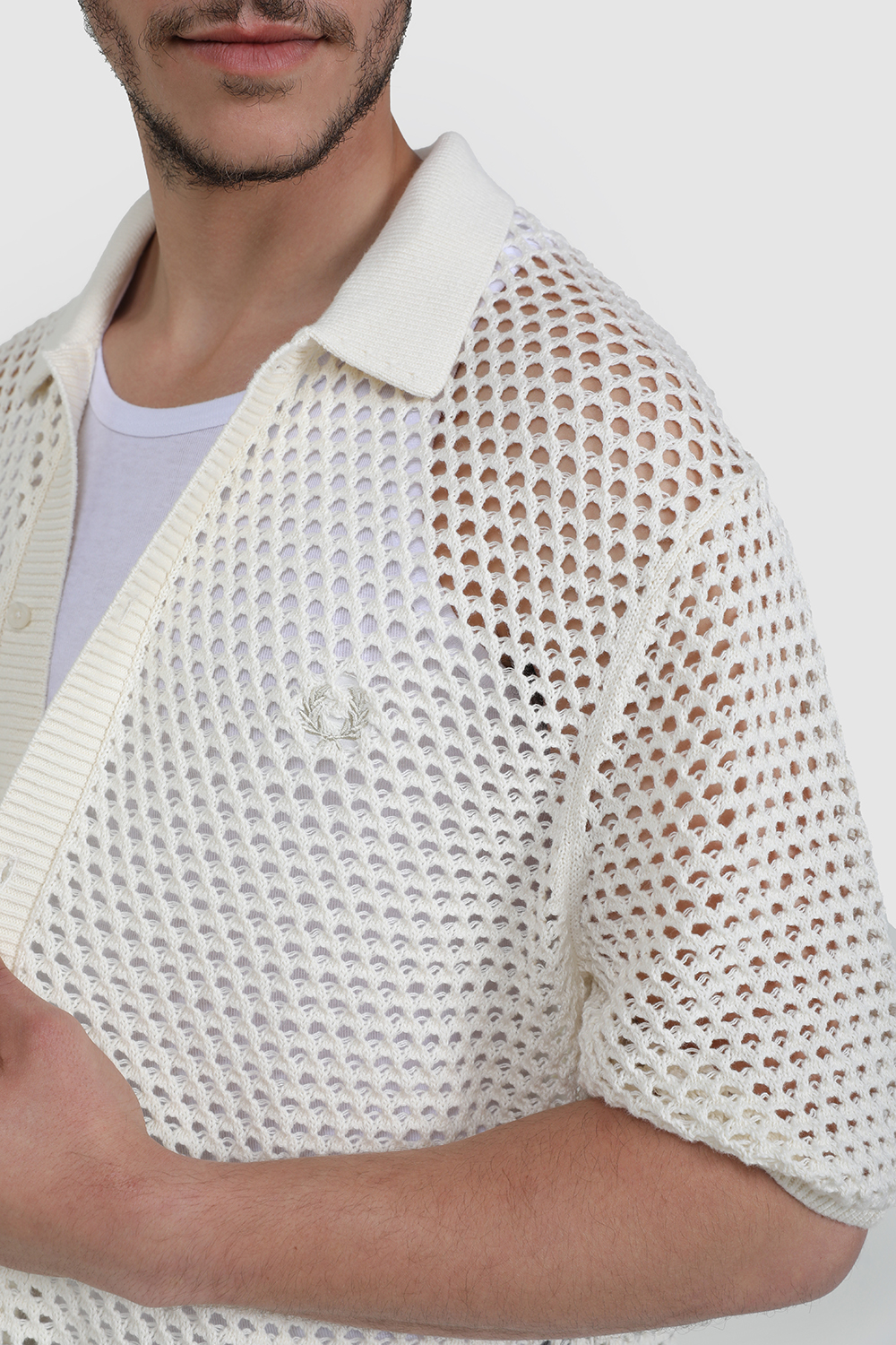 תמונת תקריב דוגמן של חולצה מכופתרת קצרה