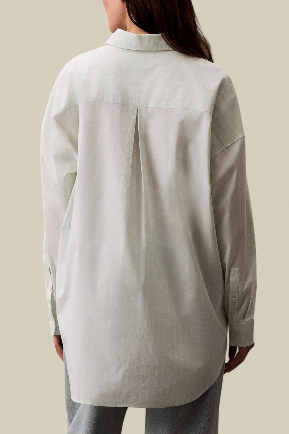 תמונת דוגמן אחורית של חולצת כפתורים אוברסייז