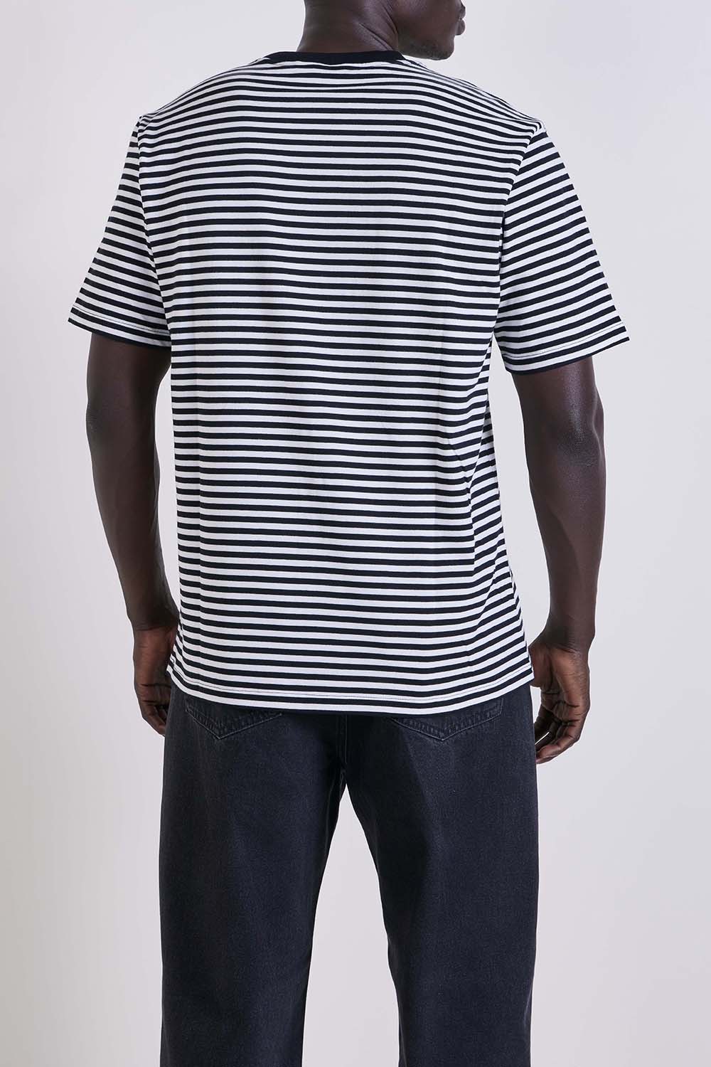 תמונת דוגמן אחורית של חולצת טי