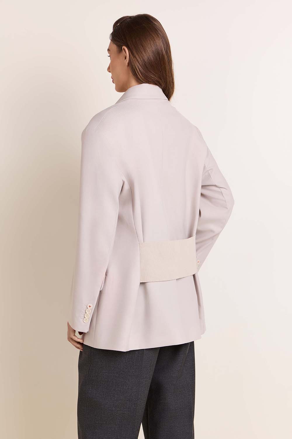 תמונת דוגמן אחורית של ז'קט מחוייט אוברסייז