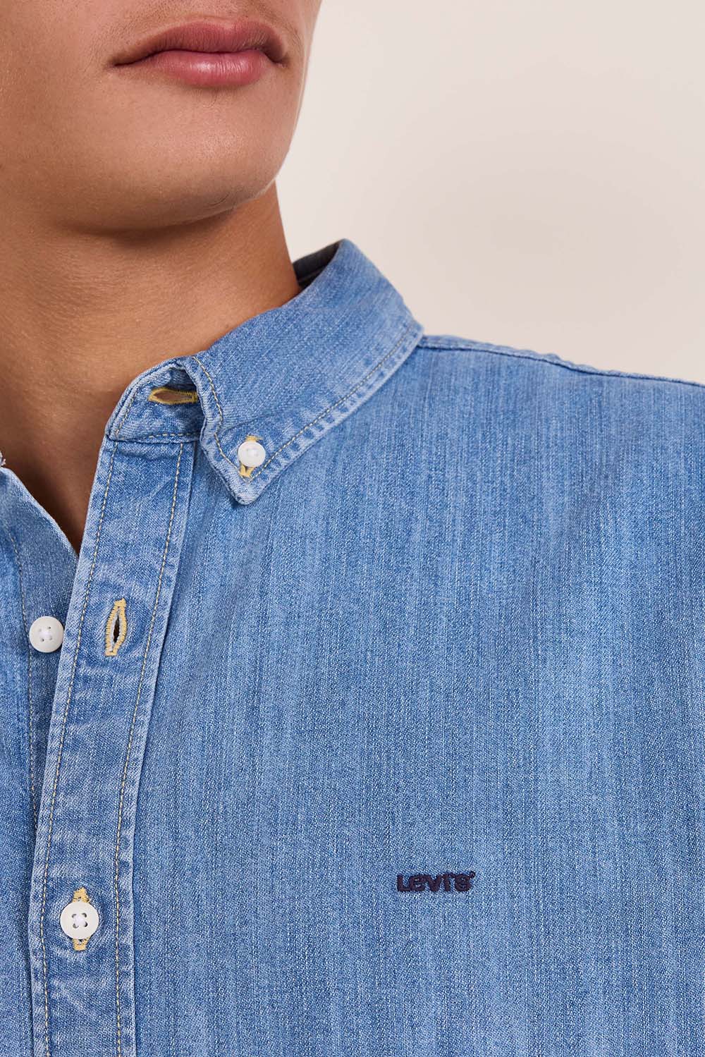 תמונת תקריב דוגמן של חולצת כפתורים ג'ינס