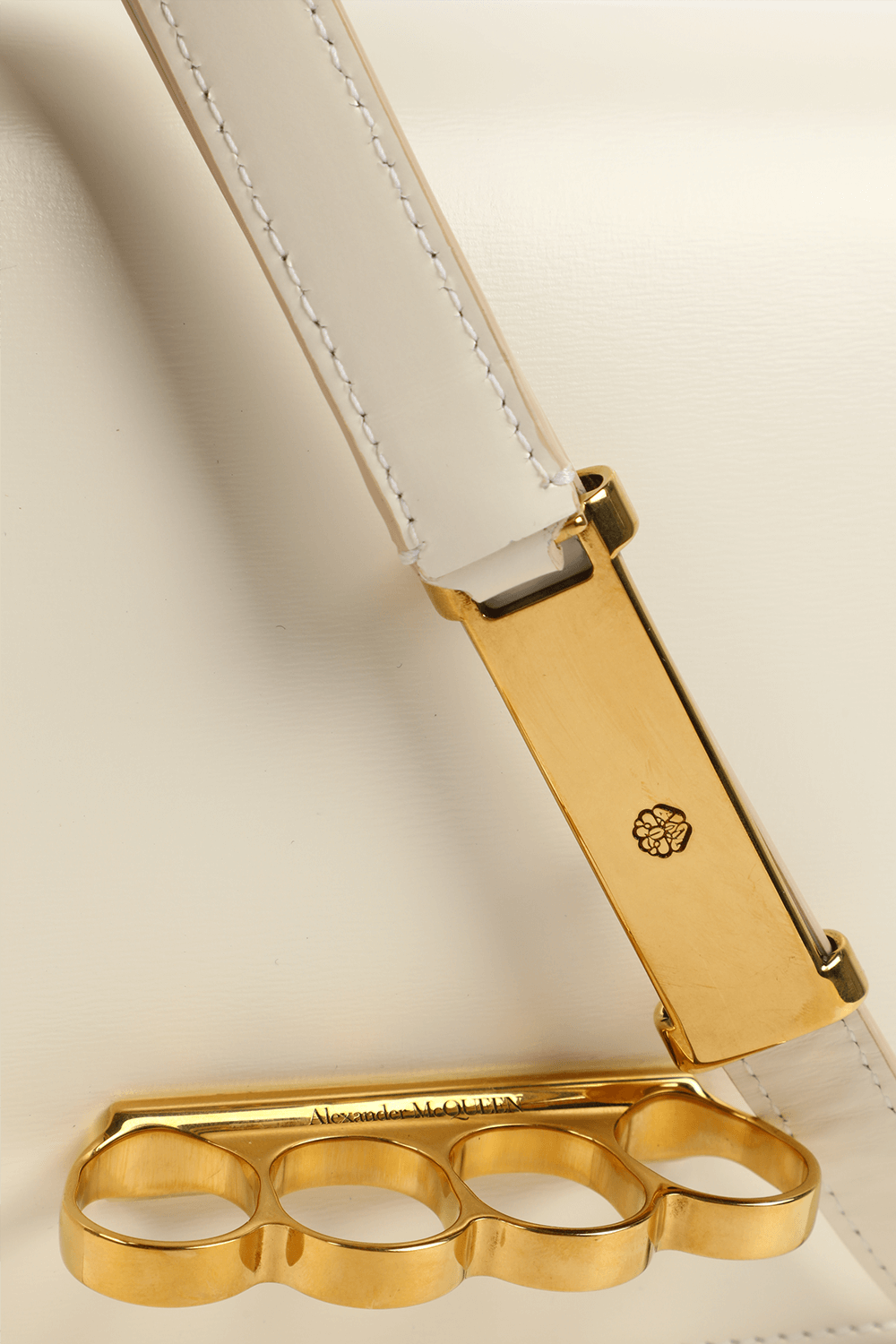 תמונת תקריב של תיק ארבע טבעות מעור בגוון שמנת